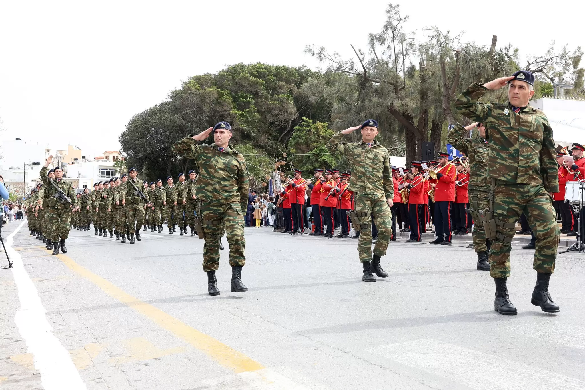 Γεμάτη συγκίνηση η παρέλαση της 25ης Μαρτίου στο Ηράκλειο