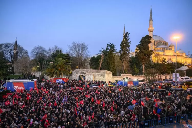 Επεισόδια σε συγκέντρωση για τον Ιμάμογλου – Χιλιάδες οι διαδηλωτές που κλιμακώνουν τις αντιδράσεις τους