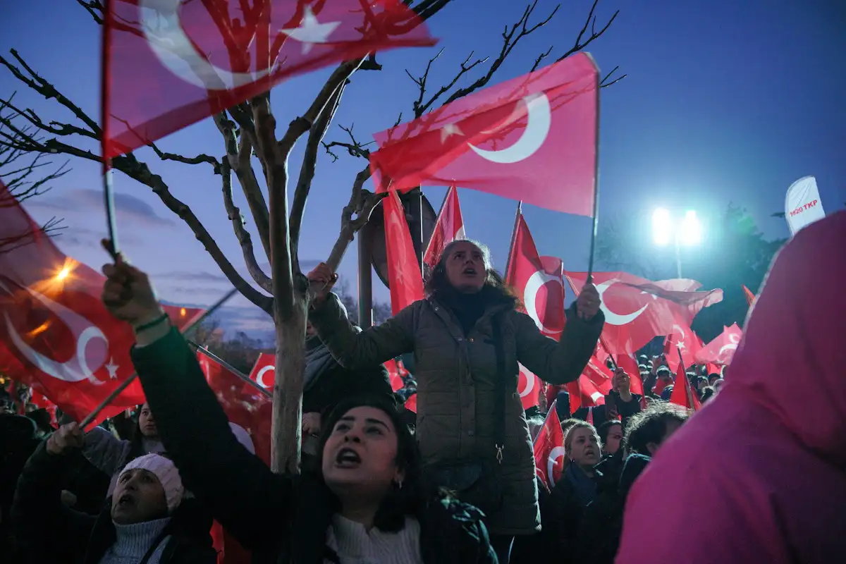 Στους δρόμους οι Τούρκοι παρά τις απαγορεύσεις: Ο Ιμάμογλου βρίσκεται με το ένα πόδι στη φυλακή