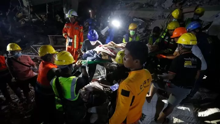 Τέσσερις ημέρες μετά τον σεισμό 7,7 βαθμών που έπληξε τη Μιανμάρ και την Ταϊλάνδη, οι ελπίδες για επιζώντες αρχίζουν να σβήνουν