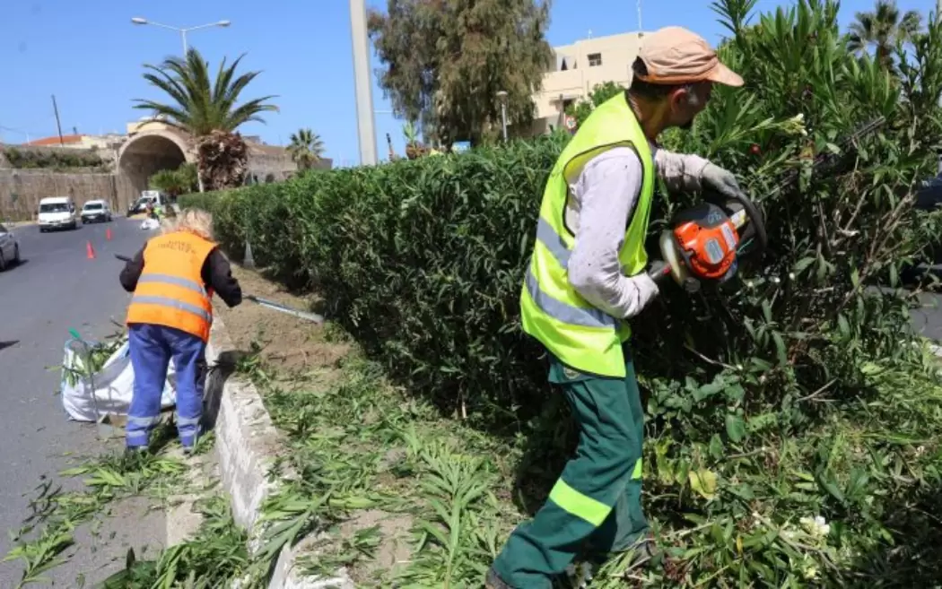 Σε εξέλιξη η επιχείρηση αποκατάστασης πρασίνου και οδοφωτισμού στην παραλιακή του Ηρακλείου