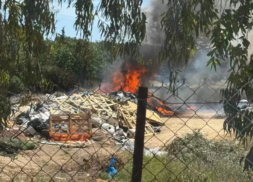 Ηράκλειο: Υπό έλεγχο η φωτιά που ξέσπασε σε σκουπιδότοπο στην Αγία Πελαγία