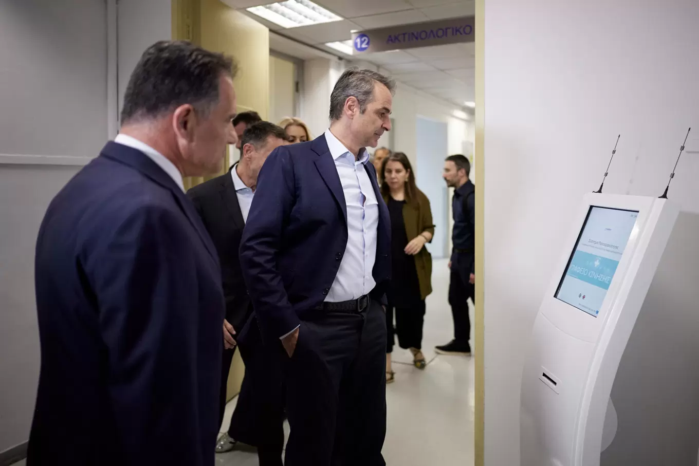 Επίσκεψη του Κυριάκου Μητσοτάκη στο νοσοκομείο «Ευαγγελισμός»: Ενημερώθηκε για το «βραχιολάκι» στο ΤΕΠ