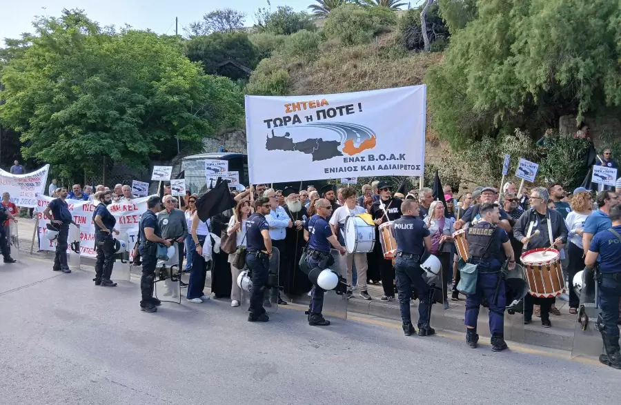 Διαμαρτυρία Σητειακών κατά την υπογραφή της σύμβασης για τον ΒΟΑΚ: «Κυριάκο, θυμήσου την υπόσχεσή σου»