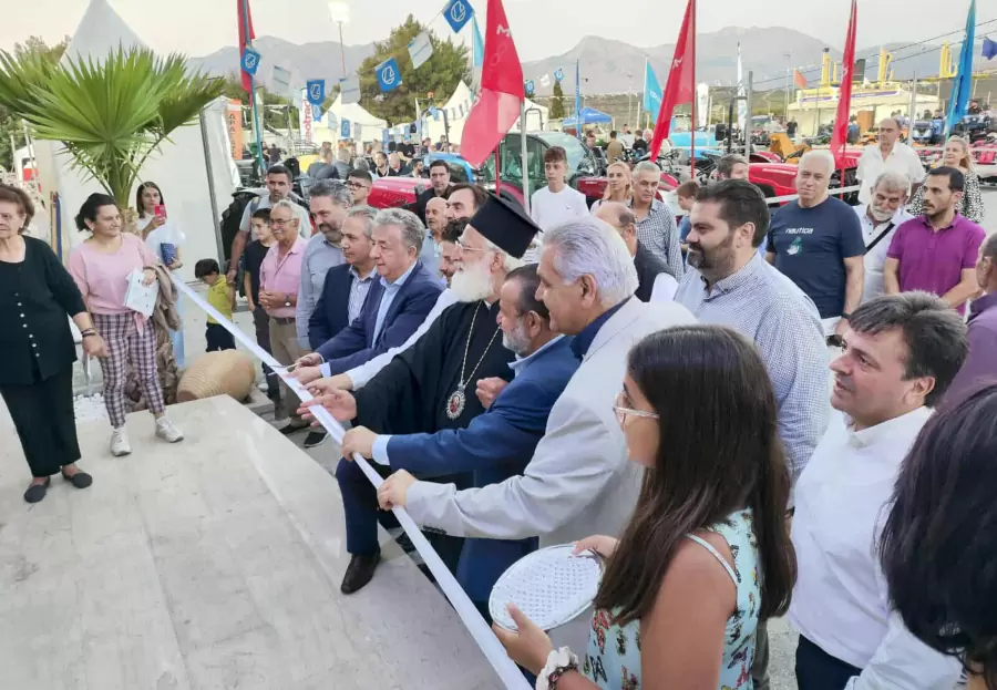 Επαγγελματίες και εκπρόσωποι φορέων στα εγκαίνια της Παγκρήτιας Αγροκτηνοτροφικής Έκθεσης Αρκαλοχωρίου