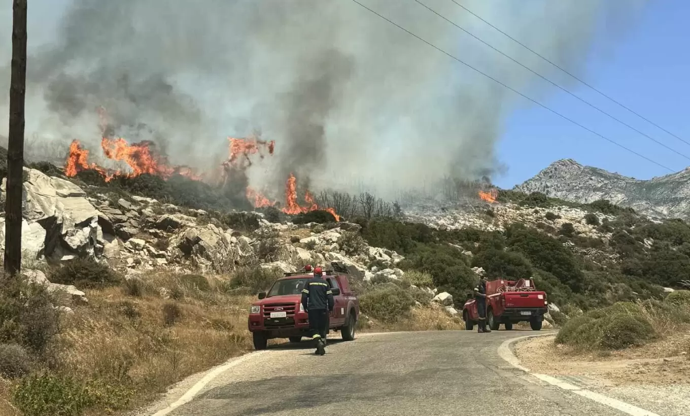 Η εικόνα των πυρκαγιών σε Νάξο, Μονή Πεντέλης και Λακωνία – 50 φωτιές το τελευταίο 24ωρο