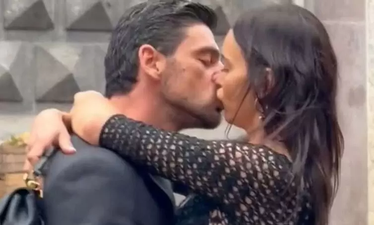 Ιρίνα Σάικ και Μικέλε Μορόνε φιλιούνται στη Νάπολη