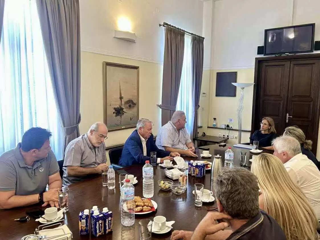 Τουριστικοί φορείς: Καταθέτουν προσφυγή για τη μεταφορά της στάσης των λεωφορείων