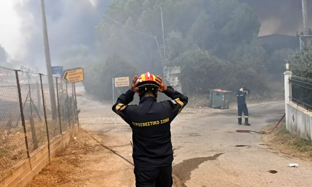 Φωτιά στην Ανατολική Αττική – Μάχη με διαρκείς αναζωπυρώσεις και ισχυρούς ανέμους