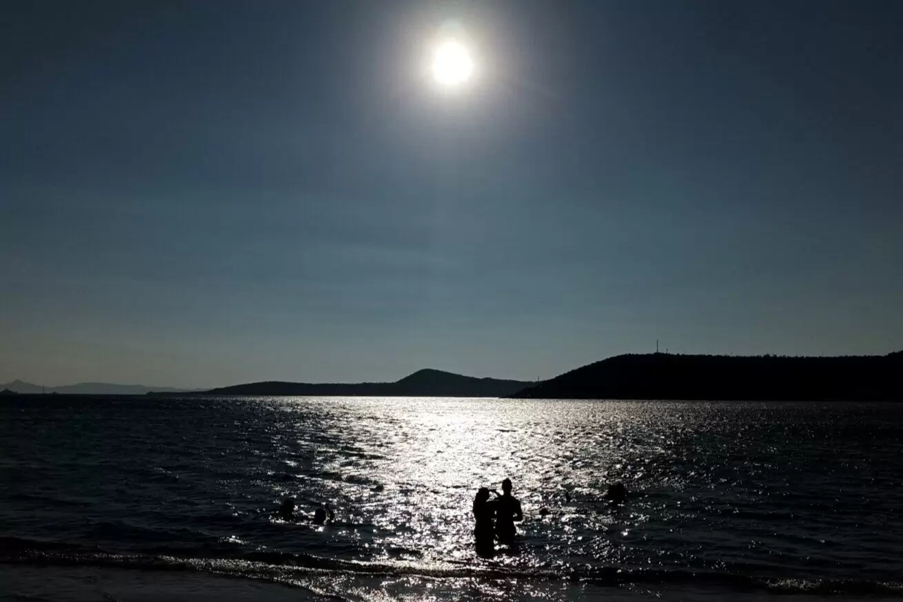 Ο καιρός σήμερα: Υποχωρεί η θερμοκρασία – Έως 7 μποφόρ στο Αιγαίο οι άνεμοι