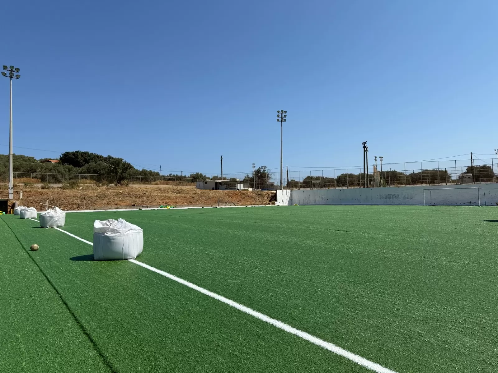 Τοποθετήθηκε ο νέος χλοοτάπητας στα Γήπεδα της Μοναχής Ελιάς – Σε εξέλιξη οι εργασίες αναβάθμισης των γηπέδων