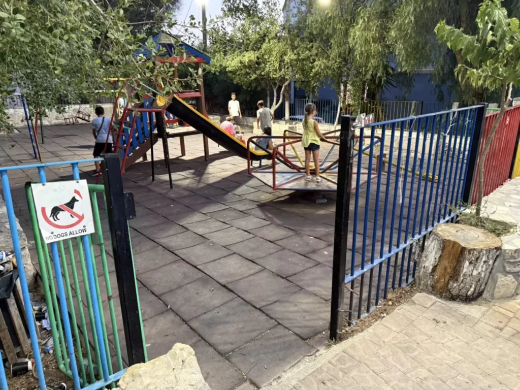 Άσχημες εικόνες με τα σκουπίδια στην παιδική χαρά του Καμηλαρίου