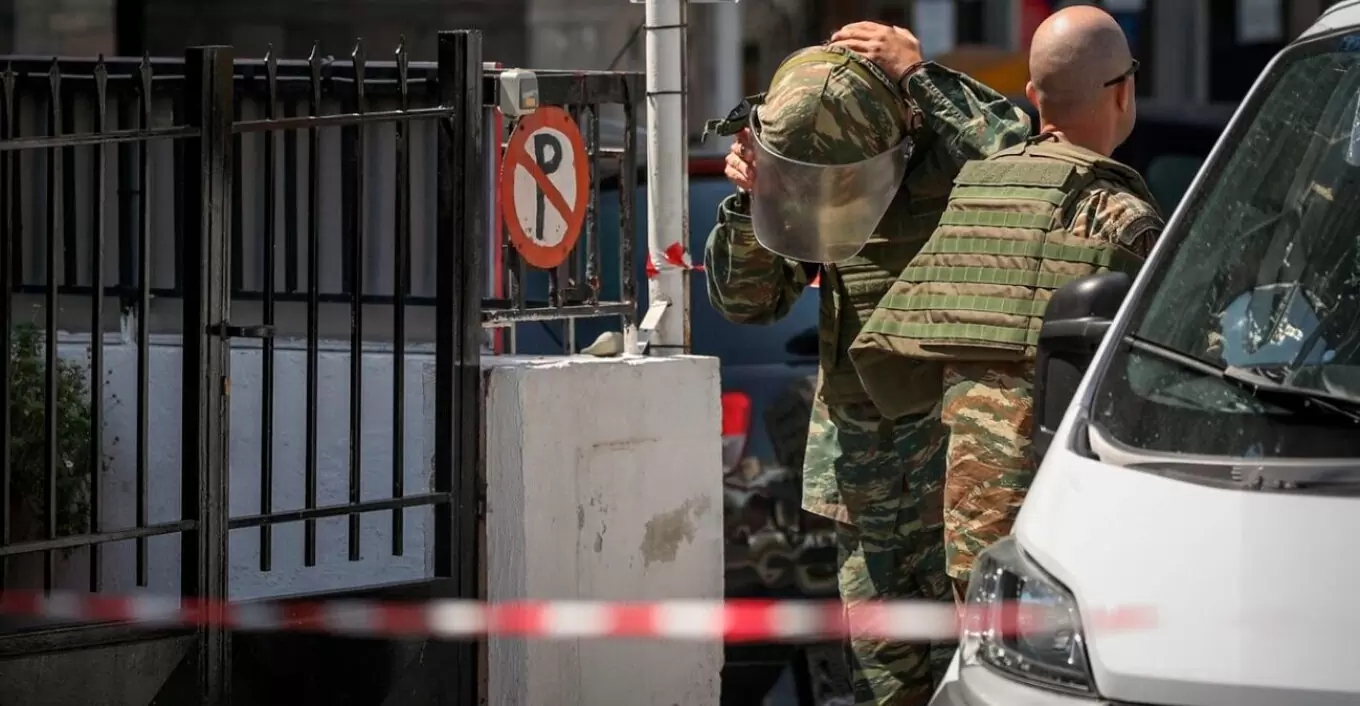 Βρέθηκε οπλοστάσιο σε κάδο απορριμμάτων στην Καισαριανή – Από όπλα μέχρι χειροβομδίδα εντόπισε το ΤΕΕΜ