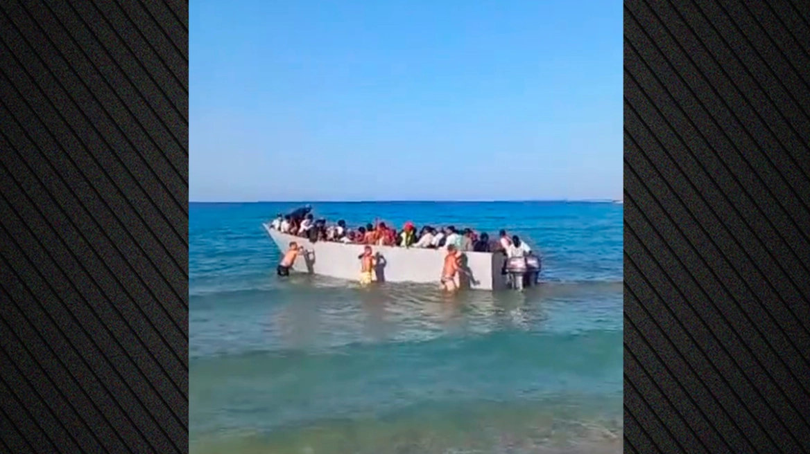 Διαψεύδεται η «επαναπροώθηση» της βάρκας στην Γαύδο – Τους βοήθησαν οι λουόμενοι, δεν τους έδιωχναν