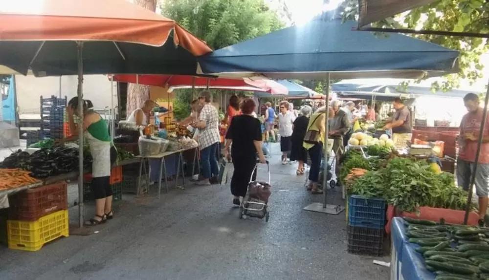 Καταγγέλλουν τον ξυλοδαρμό καθαρίστριας στη λαϊκή αγορά των Μοιρών