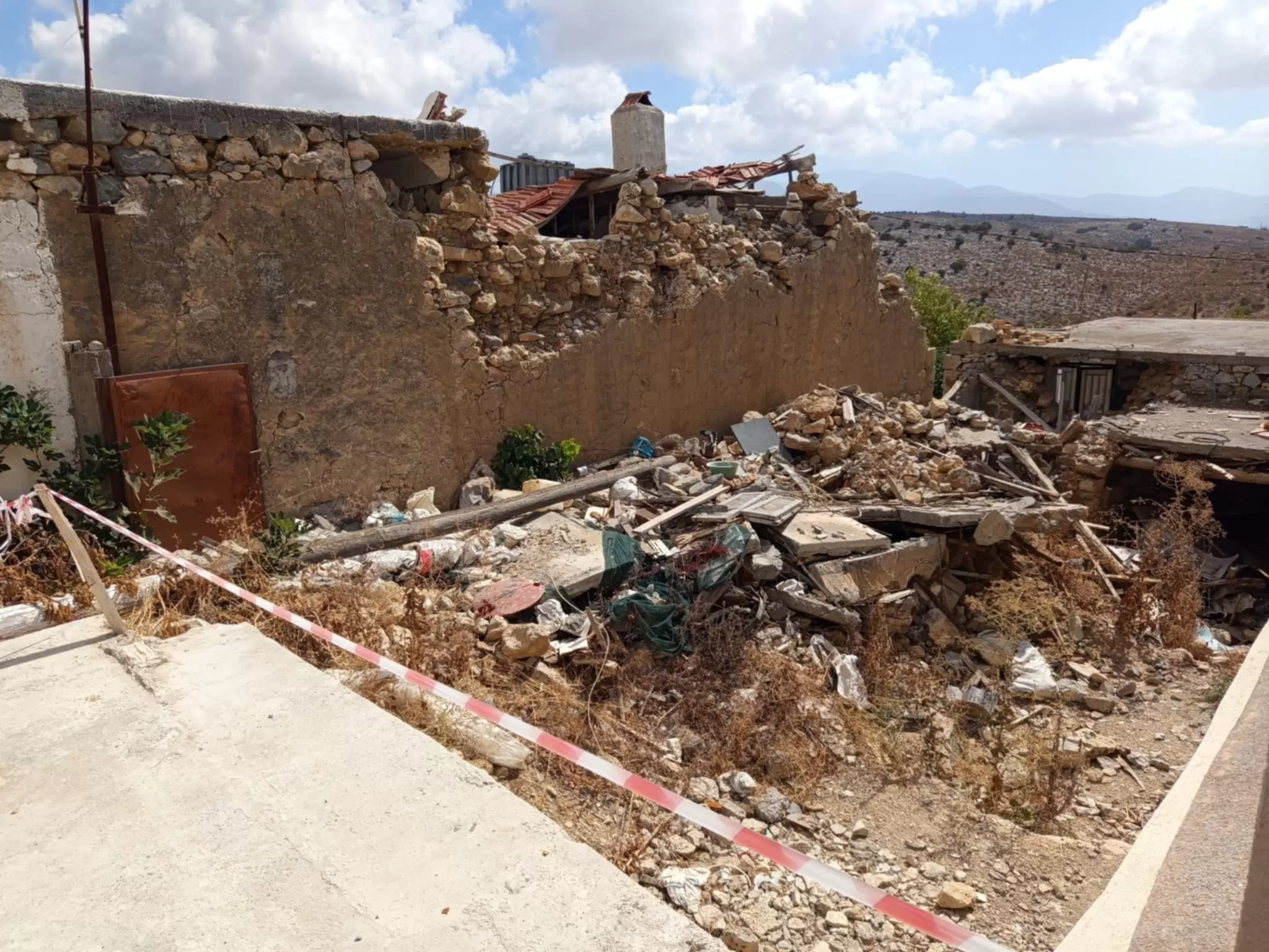 Οδοιπορικό στα χωριά του Αρκαλοχωρίου: Σαν να σταμάτησε ο χρόνος – Τέσσερα χρόνια μετά και τα μπάζα συνεχίζουν να «σκεπάζουν» τα όνειρα των ανθρώπων