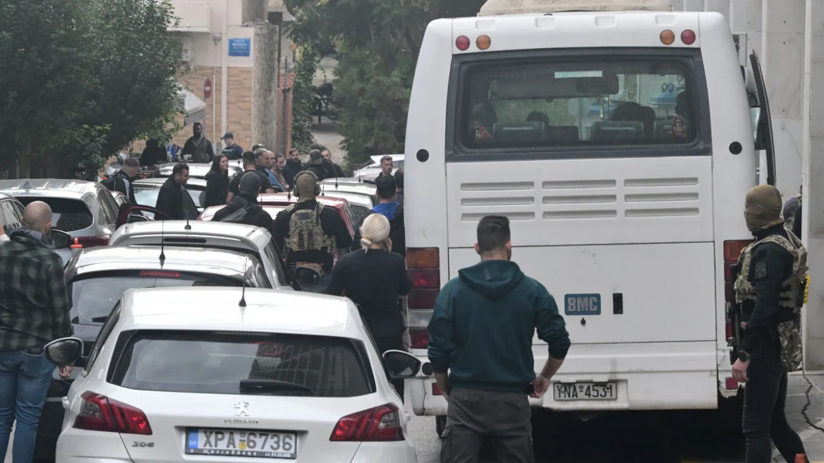 Με κονβόι και δρακόντεια μέτρα ασφαλείας στη ΓΑΔΑ οι συλληφθέντες για τη μαφία του ΟΠΕΚΕΠΕ