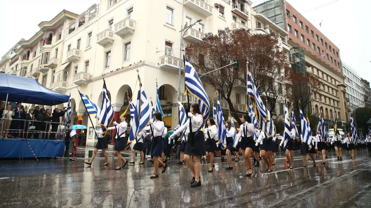 Με βροχή η μαθητική παρέλαση για την 28η Οκτωβρίου στη Θεσσαλονίκη