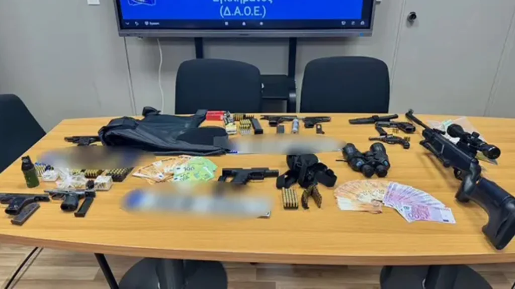 Βαρύ οπλοστάσιο, χρυσές λίρες και πάνω από €100.000 είχαν οι συλληφθέντες για τη δολοφονία του Γιάννη Λάλα